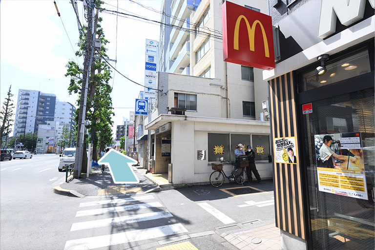 新中野駅２番出口を右手に進みます。